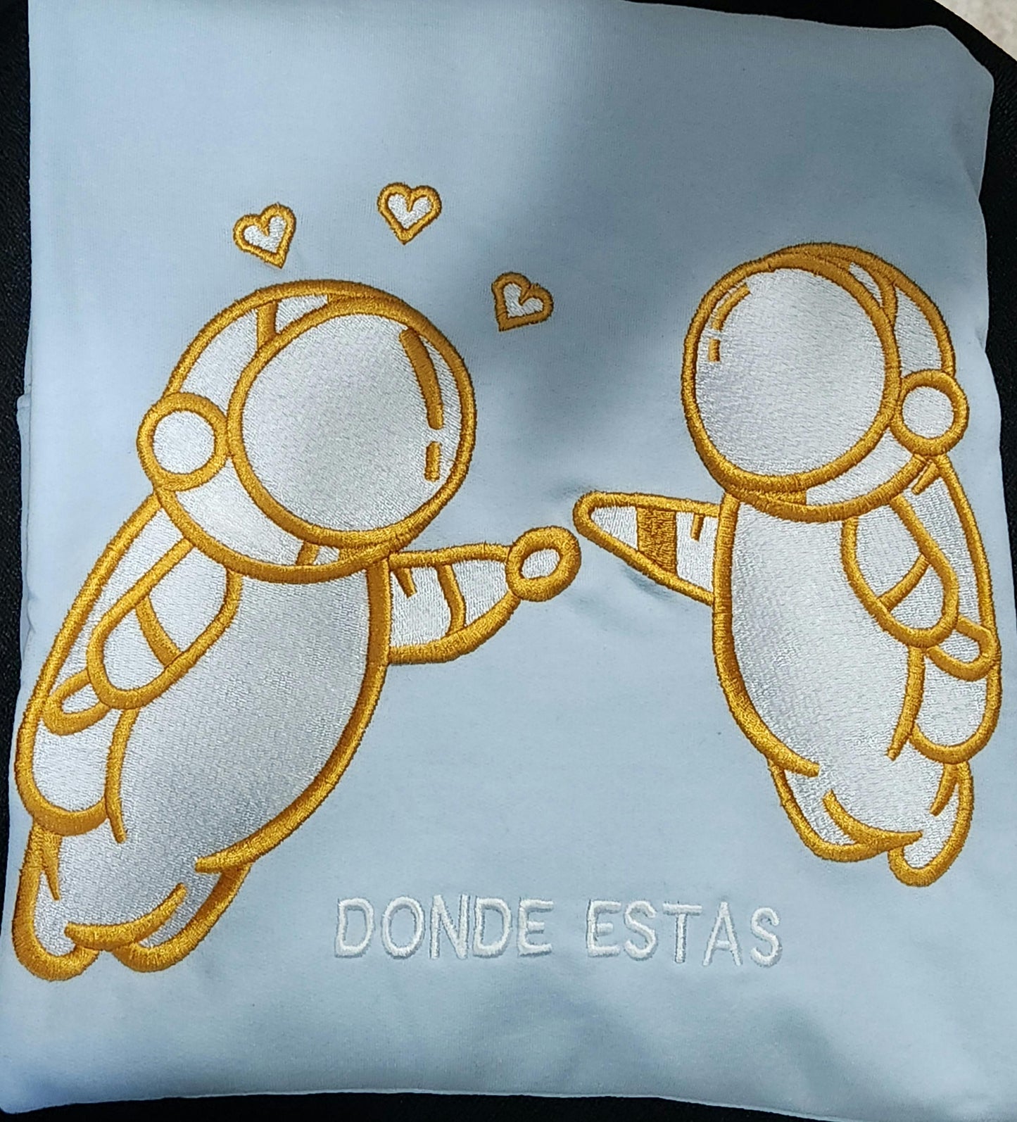 Sudadera con capucha y bordado de Iván Cornejo