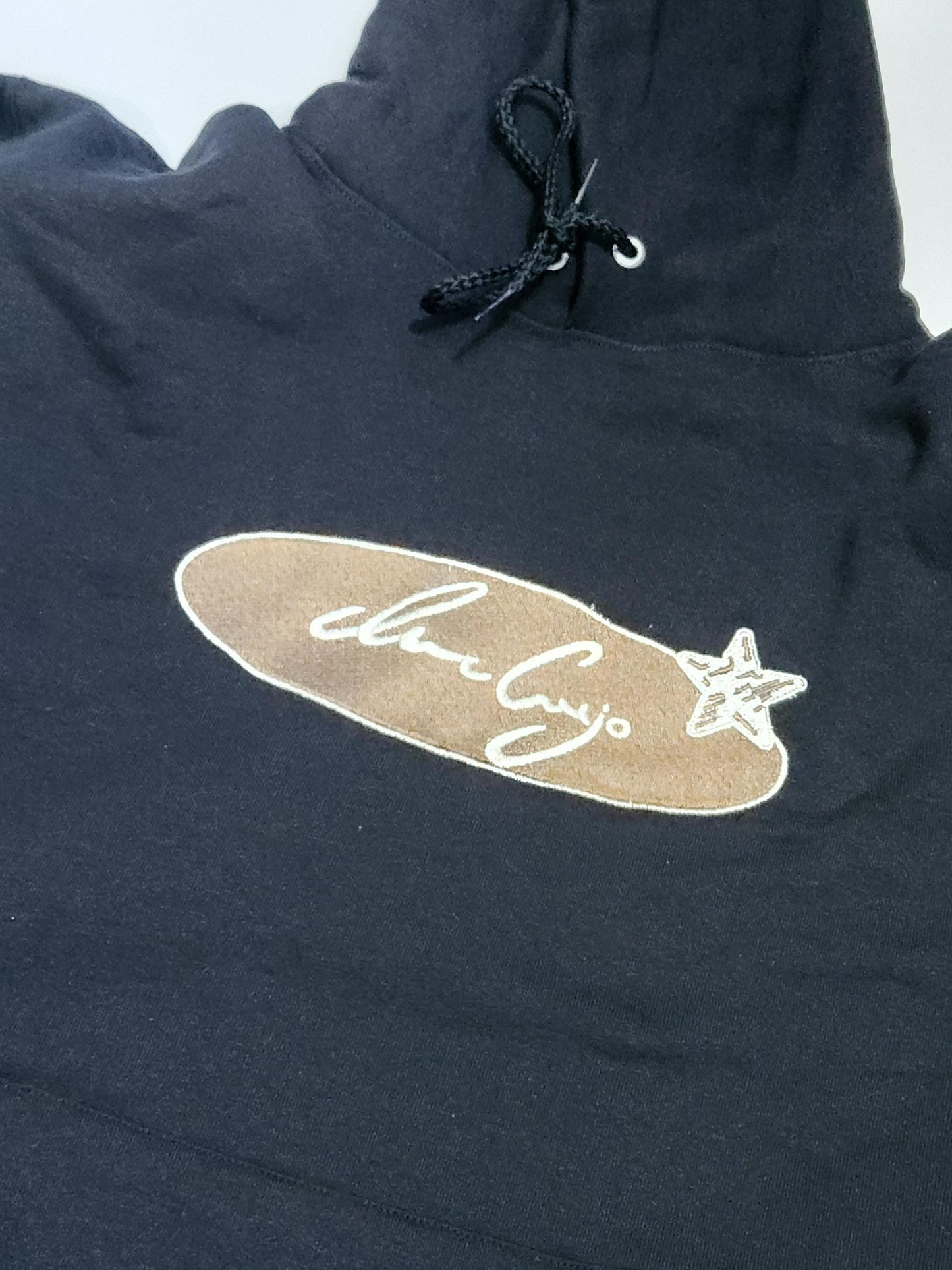 Sudadera con capucha y bordado de Iván Cornejo