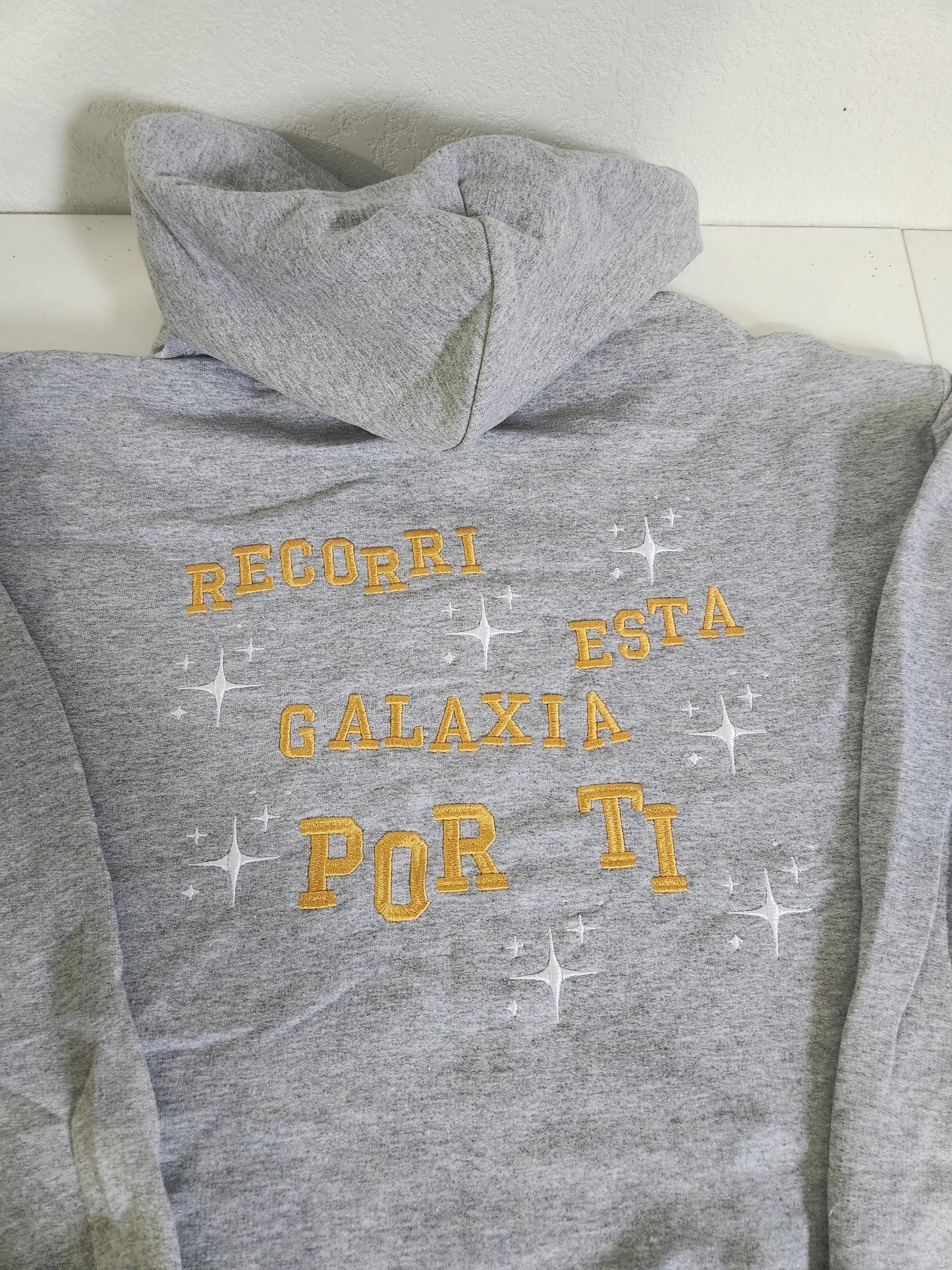 Sudadera con capucha y bordado de Iván Cornejo