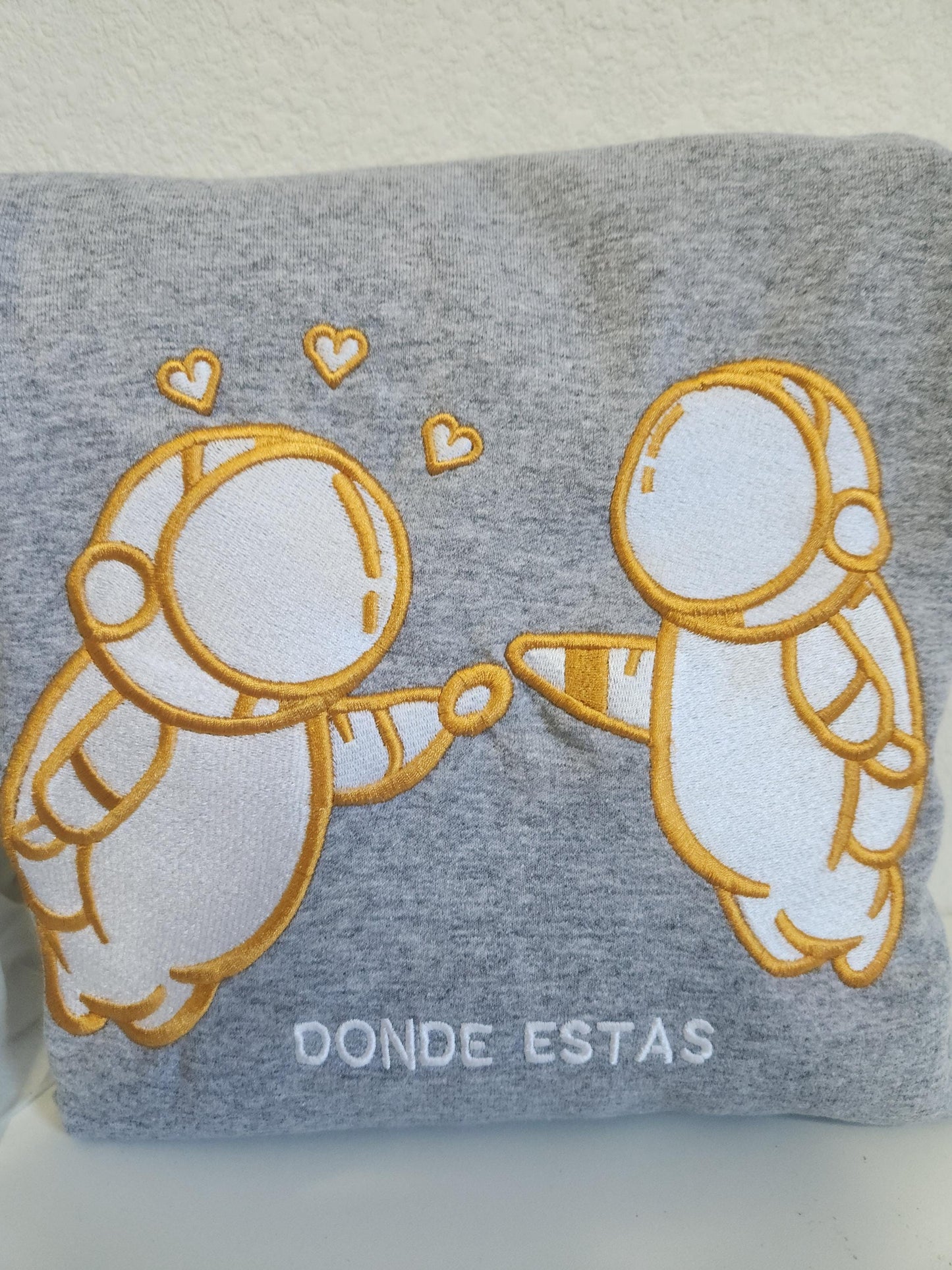 Sudadera con capucha y bordado de Iván Cornejo