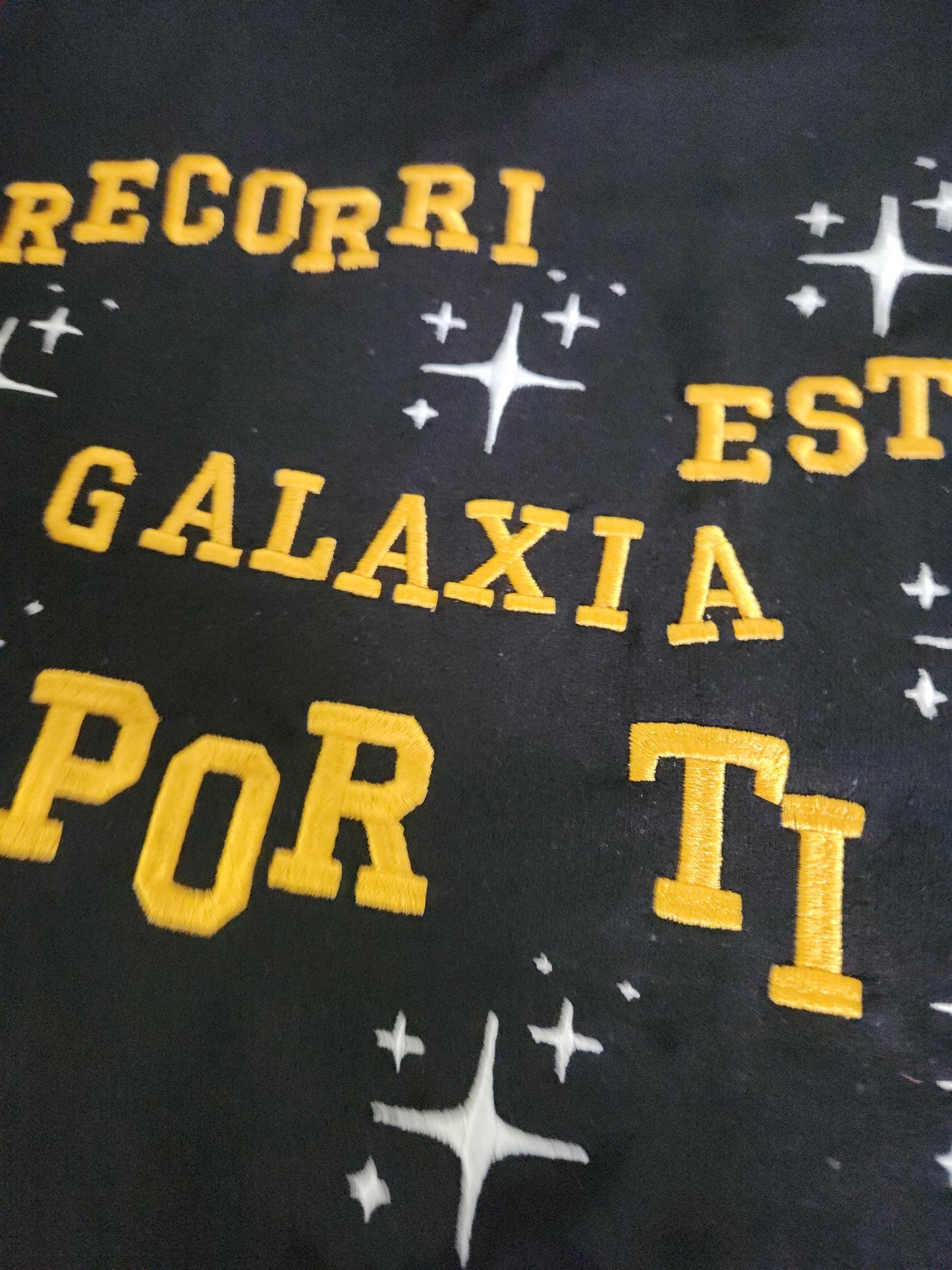 Sudadera con capucha y bordado de Iván Cornejo