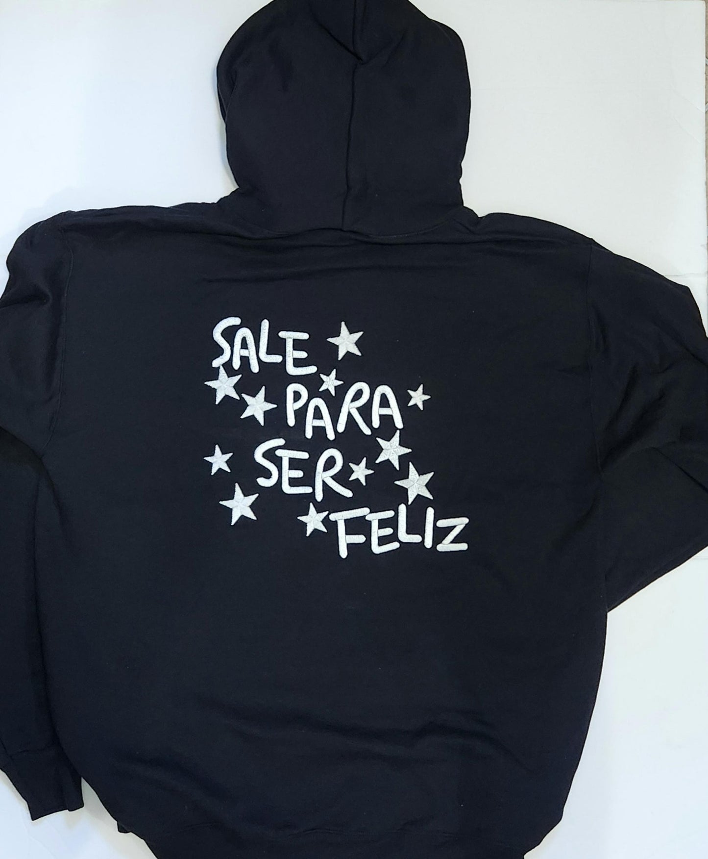 Sudadera con capucha y bordado de Iván Cornejo