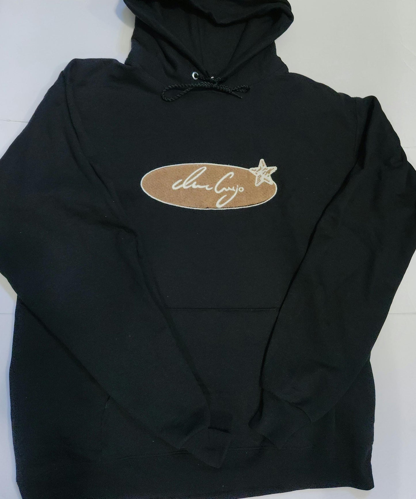 Sudadera con capucha y bordado de Iván Cornejo