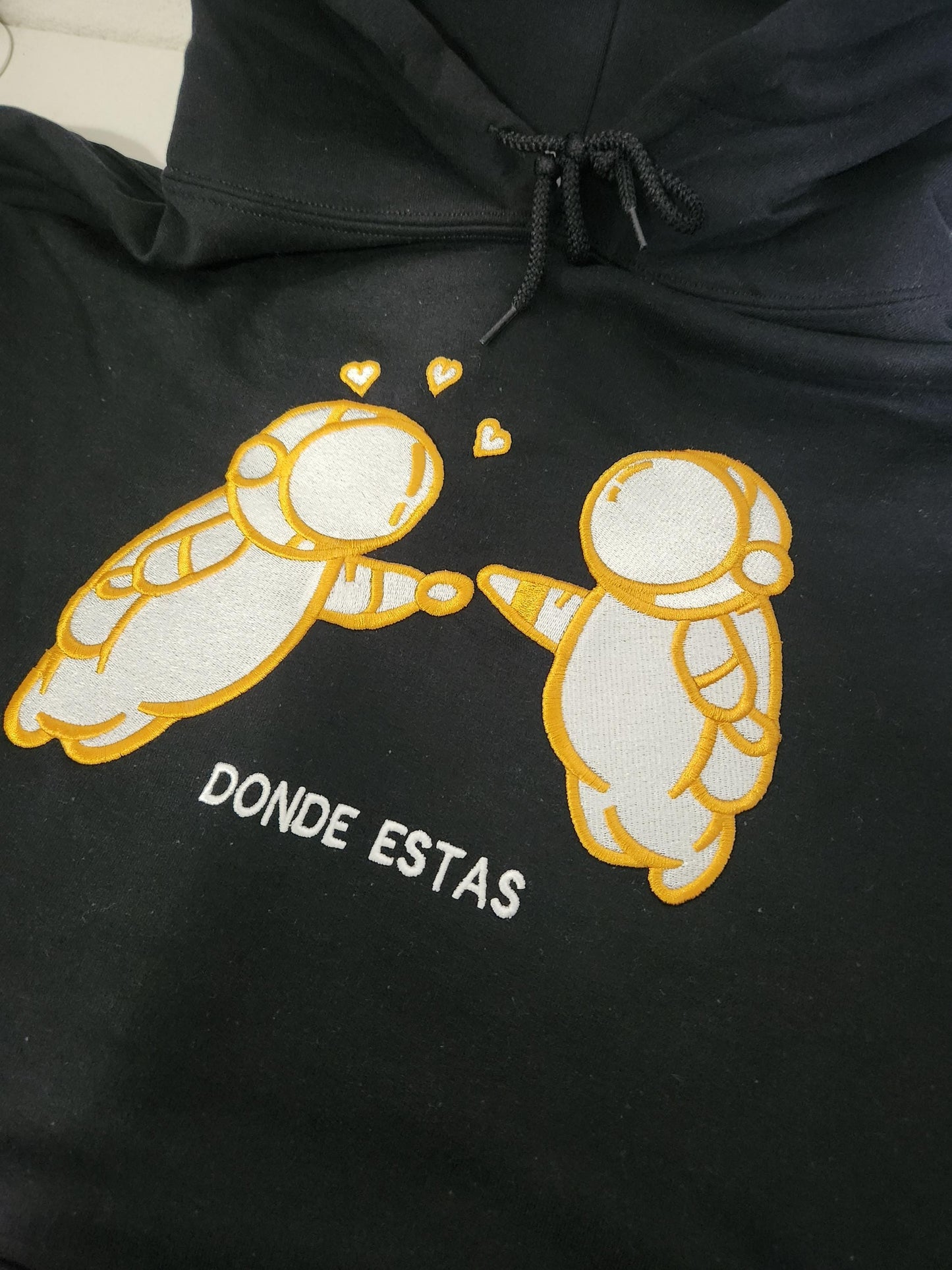 Sudadera con capucha y bordado de Iván Cornejo