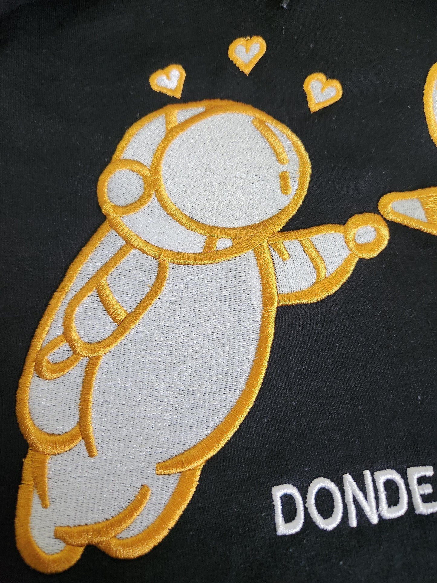 Sudadera con capucha y bordado de Iván Cornejo
