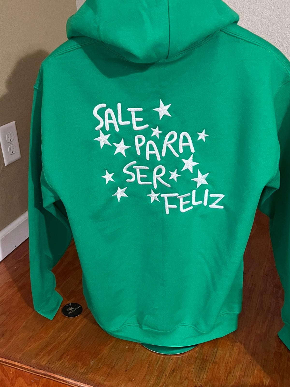 Sudadera con capucha y bordado de Iván Cornejo