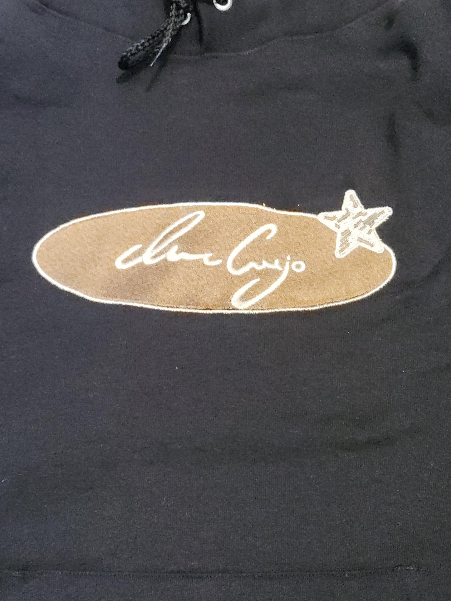 Sudadera con capucha y bordado de Iván Cornejo