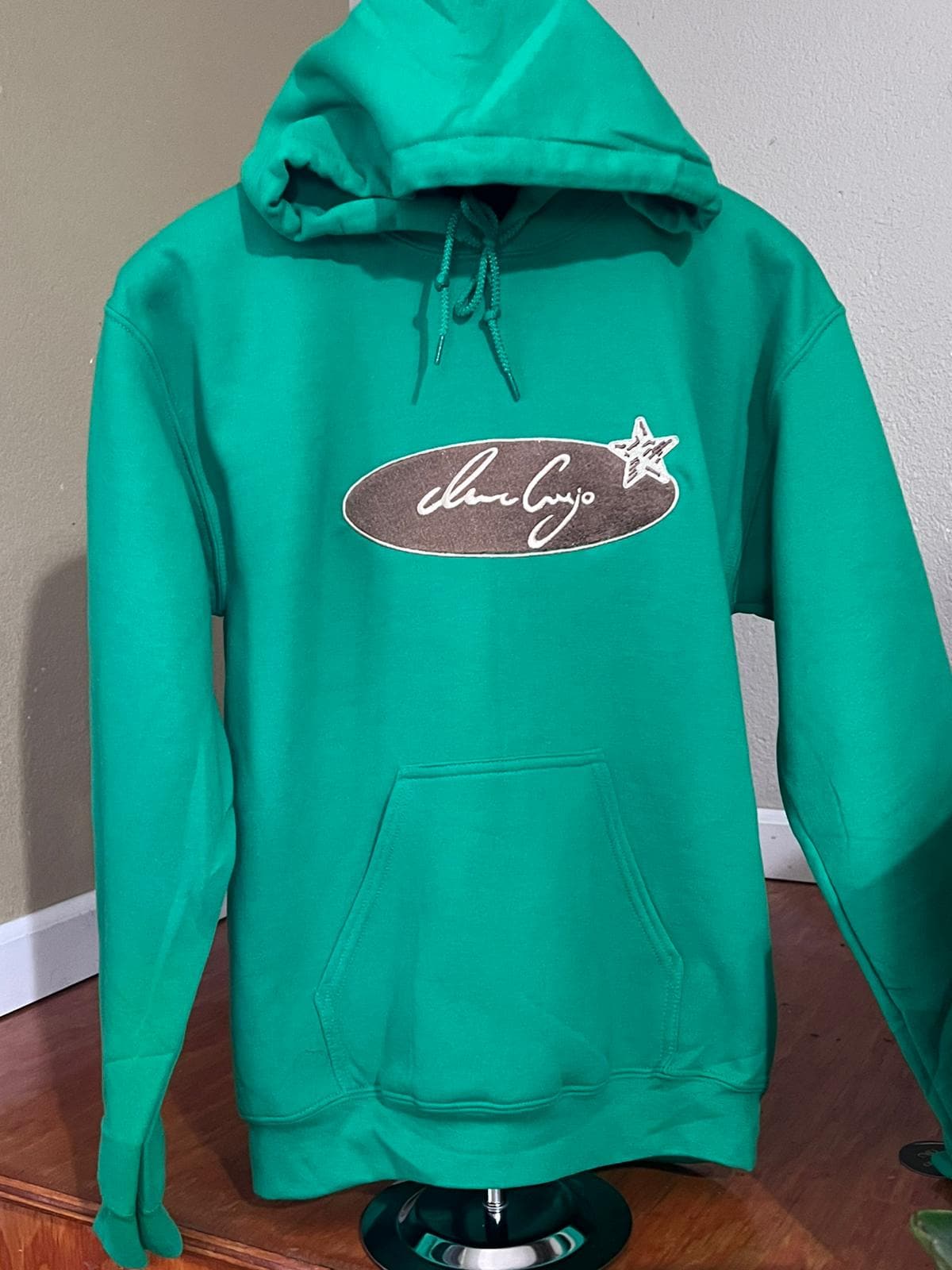 Sudadera con capucha y bordado de Iván Cornejo