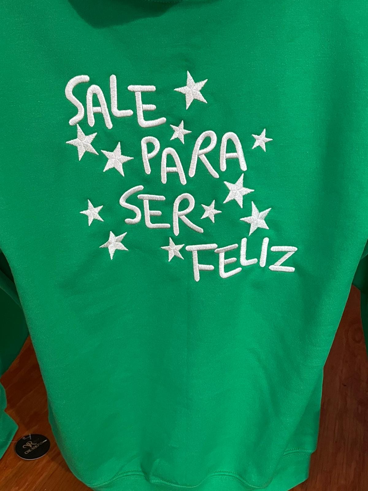 Sudadera con capucha y bordado de Iván Cornejo