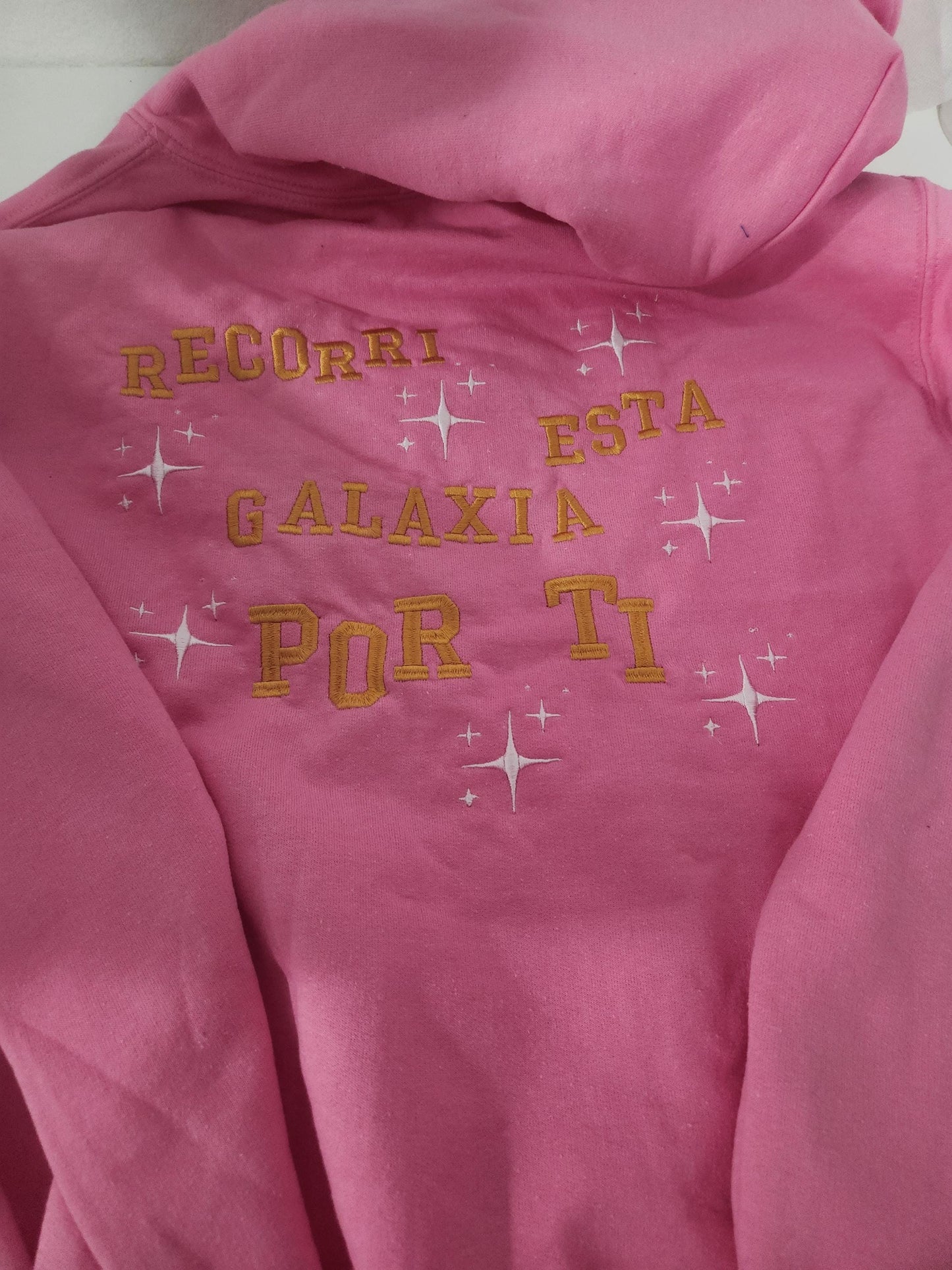 Sudadera con capucha y bordado de Iván Cornejo