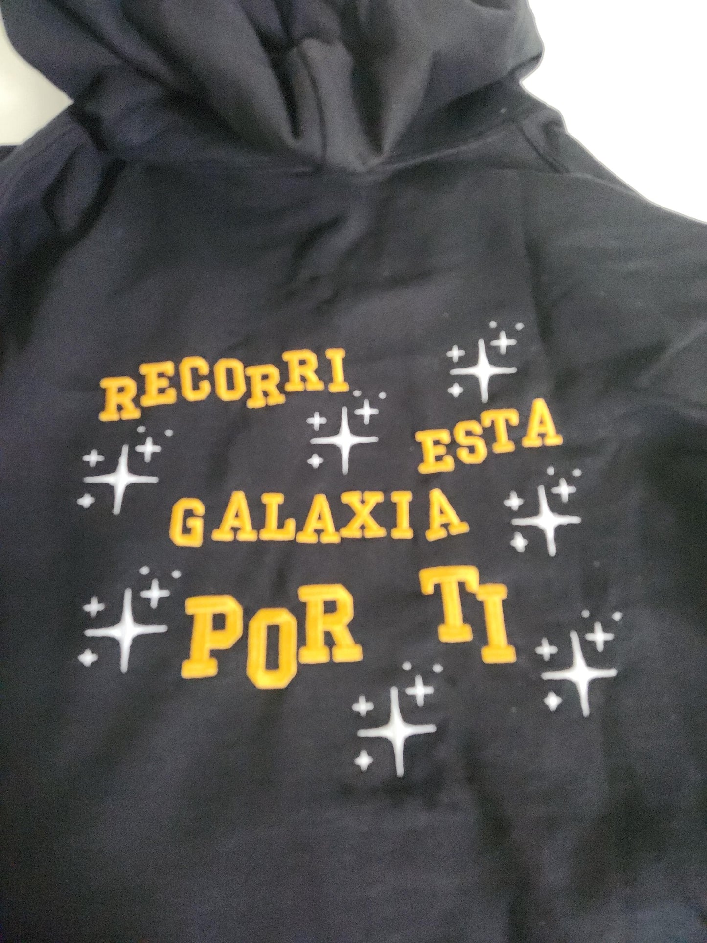 Sudadera con capucha y bordado de Iván Cornejo