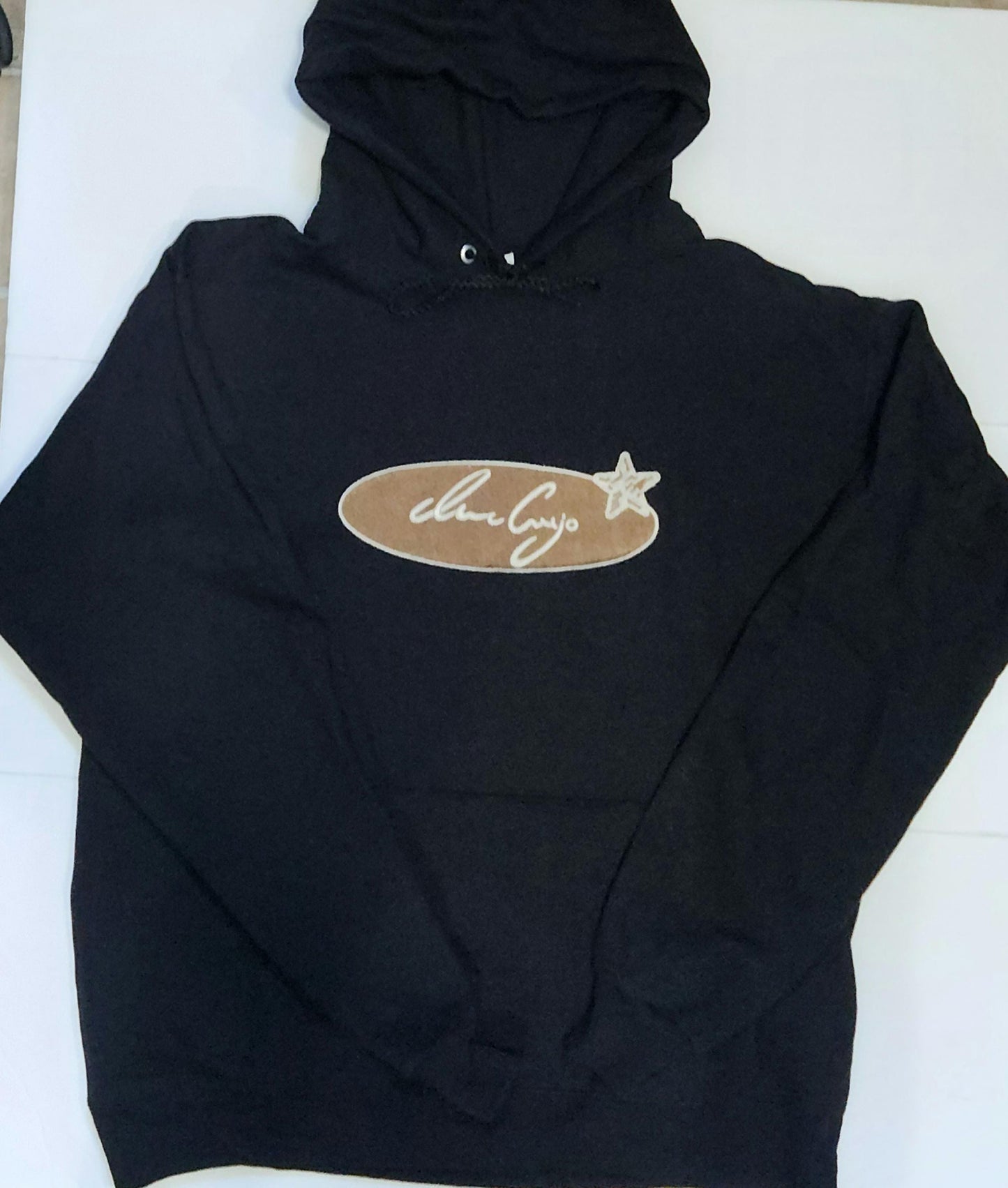 Sudadera con capucha y bordado de Iván Cornejo