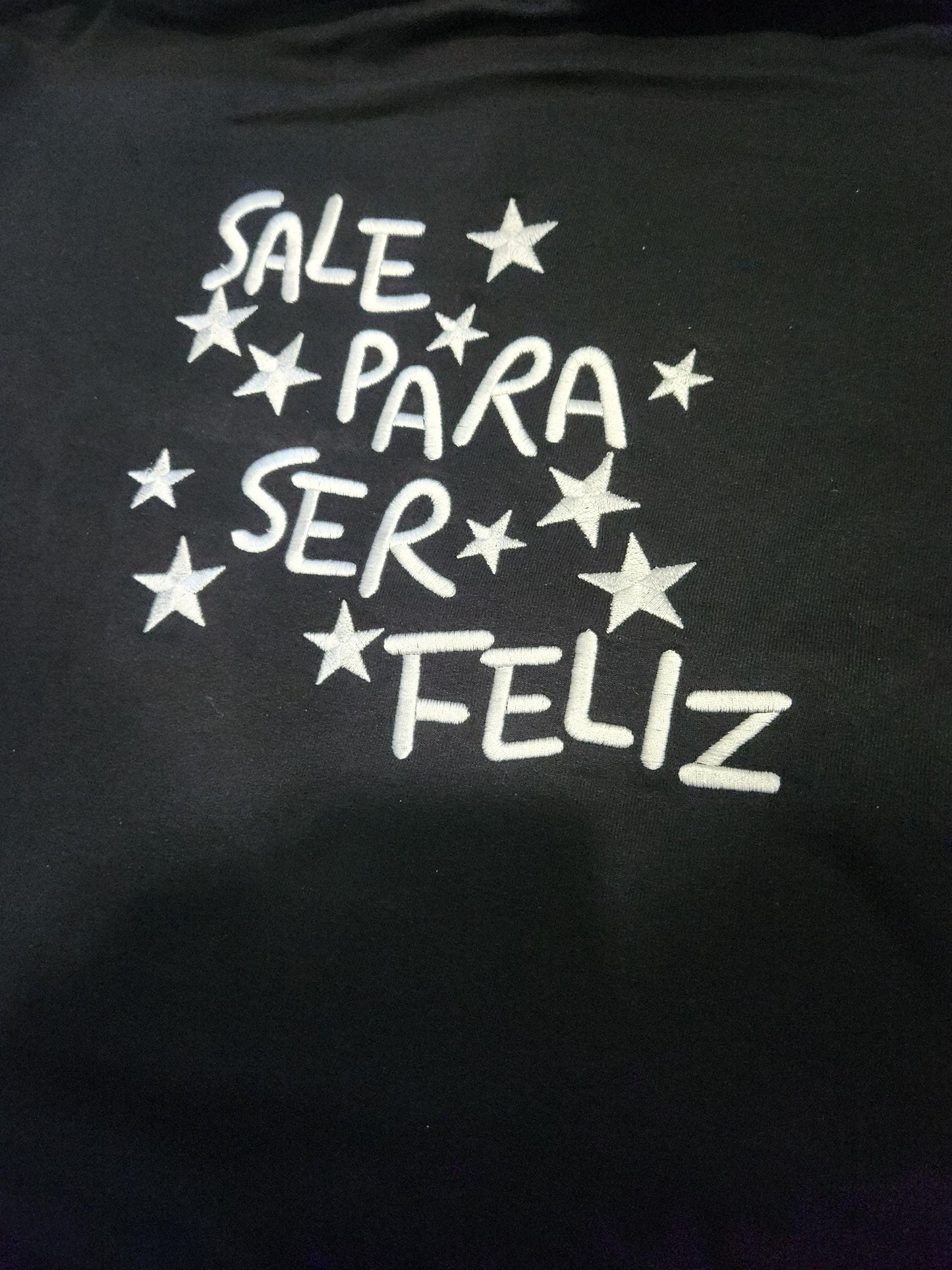 Sudadera con capucha y bordado de Iván Cornejo