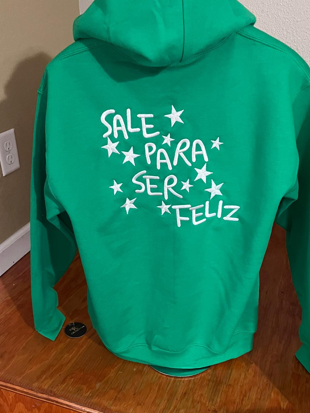 Sudadera con capucha y bordado de Iván Cornejo